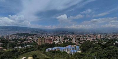 Apartamento en venta por $500,000,000 en Calasanz, cerca el mall santana con 76.8 metros cuadrados y vista a la ciudad. Cuenta con sala, 3 recámaras, estudio, 2 baños, balcón, 2 closets, vestidor, cocina integral con barra, área de lavado, estacionamiento techado, cuarto de servicio, unidad completa y fácil acceso al transporte público.