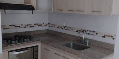 Agradable inmueble en venta en el sector de Calasanz ! Te ofrecemos un agradable ambiente de descanso y familiar con una excelente vista donde podrás aprovechar con tus seres queridos de 3 alcobas , 3 closets, cocina integral, zona de ropas, calentador,2 baños cabinados, balcón, piso en cerámica, red de gas, garaje cubierto, cuarto útil y ascensor. También podrás disfrutar de zonas verdes, juegos infantiles, piscina, sauna, turco y salón social. Aprovecha esta oportunidad y cumple tu sueño de tener inmueble propio , te esperamos!