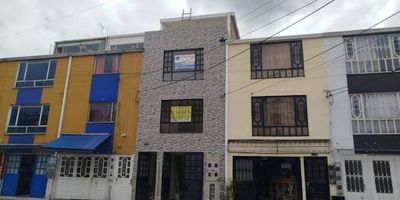 Amplio apartamento iluminado ubicado en un segundo piso en Villas de Granada. Cuenta con sala comedor, cocina integral , zona de ropas, y dos habitación con opcion de closet . Servicio de gas y luz y agua independiente. Posee cómodas vias de acceso como la calle 80 y la calle 72 con facilidad de transporte como alimentadores y SITPS. Cerca de almacenes como Exito D1