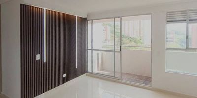 apartamento en venta para estrenar piso 9, ubicado en el sector de Calasanz, nos ofrece una área de 54 metros aproximadamente, sala comedor, 3 alcobas, 4 closet, 2 baños, cocina integral, red de gas, zona de ropas, balcón, piso en porcelanato, juegos infantiles, ascensor, salon social, cancha, piscina, portería las 24 horas, paga una administración de $189.000, parqueaderos comunes.