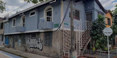 Casa segundo piso, en esquina, tiene 242 m2, consta de 4 alcobas, Sala, comedor, 3 closet, 2 baños sociales, cocina integral con red de gas, pisó en cerámica, patio, terraza pequeña, 2 balcones, instalación de lavadora., excelentes espacios e iluminación. Por sus características y ubicación, sirve como vivienda o para comercio u oficinas. Cerca a supermercados, transporte público, con fácil acceso y salida a la avenida Guayabal.