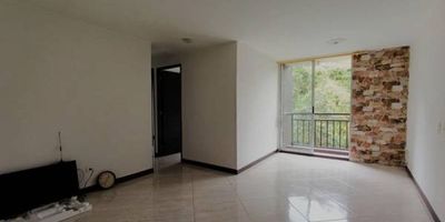 Se vende agradable departamento en el sector de Calasanz, ofrece un área de 51 m2, 3 recámaras, 2 closets, 2 baños completos, cocina integral, red de gas, calentador a gas, sala-comedor, balcón, área de lavado, unidad muy completa, excelentes rutas de buses, cerca a supermercados, cerca a la Av. 80, colegios cercanos.