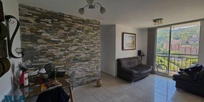 Hermoso apartamento en Rodeo Alto. Cuenta con amplio salón comedor, cocina integral abierta, balcón con vista espectacular, 3 habitaciones, s baños completos, parqueadero y cuarto útil. Unidad cerrada ubicada en Belén Rodeo Alto, cerca de todo y con transporte público hasta la portería.