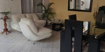 Apartamento independiente con gran potencial para remodelar, ubicado en una zona tranquila y estratégica, a tan solo unos minutos del Centro Comercial Los Molinos. Este inmueble de 3 alcobas y 2 baños ofrece un sinfín de posibilidades para adaptarlo a tus gustos y necesidades, convirtiéndolo en el hogar de tus sueños. El apartamento cuenta con un balcón que permite disfrutar del aire libre y la vista del entorno. Además, al ser independiente, no tiene administración, lo que se traduce en un ahorro adicional y mayor flexibilidad en su uso. La ubicación es inmejorable, con fácil acceso a transporte público, comercio, restaurantes y áreas recreativas, lo que te permitirá disfrutar de una vida cómoda y conectada. Una excelente oportunidad para quienes buscan un proyecto de remodelación en una zona tranquila y bien situada.
