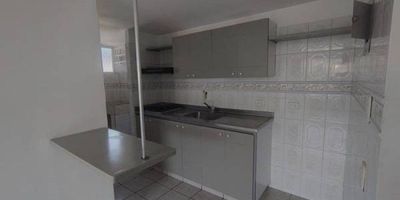 Apartamento Venta Buenos Aires, comodo apartamento en unidad cerrada, cuenta con 3 habitaciones, 3 closets, sala comedor, cocina integral con red de gas, zona de lavado, 2 baños cabinados, pisos en ceramica, parqueadero para carro y cuarto util. La unidad cuenta con porteria las 24 horas, piscina y parque infantil, Diagona al centro comercial La Central. Actualmente rentando