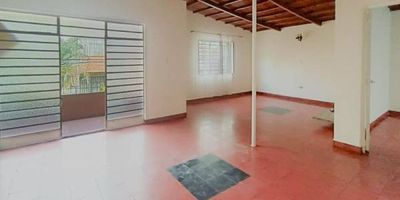 Cómoda y amplia casa segundo piso ubicada en el sector de buenos aires mira flores, nos ofrece una área edificada de 125.40 metros mas una área libre en patios de 7.90, para una área total de 133.30 metros, sala comedor, 4 alcobas, 3 closet, 2 baños, cocina sencilla con red de gas, 1 patio, zona de ropas, balcón, piso en baldosa, sin parqueadero