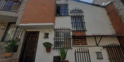 casa de tres niveles: p 1. salón comedor, 1 alcoba con closet, cocina integral, 1 baño cabinado, p2: 2 alcobas con closet, 1 alcoba con baño cabinado, biblioteca, p 3: terraza: tiene un comienzo de alcoba. Área construida por escritura: 60, realmente tiene 100 mts, pero el resto no lo han legalizado.