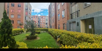 Apartamento en venta de 53m², con vista interior, ubicado en un sexto piso (Torre 14, Apto 602), con acceso por escaleras y parqueadero comunal. Cuenta con 3 habitaciones, 1 baño, sala comedor, cocina y zona de lavandería. Tiene piso cerámico en todos los espacios, lo que brinda fácil mantenimiento y un ambiente acogedor. El conjunto ofrece zonas verdes, área infantil, salón comunal, mini market y vigilancia privada las 24 horas, perfectos para disfrutar de la tranquilidad y comodidad del hogar. Ubicado cerca del centro comercial Metro Recreo y de almacenes de cadena como Surtimax; también próximo a los colegios Campo Verde 2, San Bernardino y Kimy Pernía Domicó IED; al portal de TransMilenio Américas, y con cómodas vías de acceso por la Calle 80 Bis Sur y la Carrera 94. NID 13969695916 
