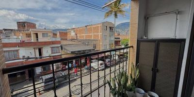 Apartamento en Venta Medellín, sector Cristo Rey, Te presentamos este amplio y hermoso apartamento ubicado en uno de los sectores más exclusivos de Medellín, en el departamento de Antioquia. Con una ubicación privilegiada, y con una vista panorámica. Su área de terreno es de 105 M2, al igual que su área construida que se distribuye en 4 alcobas y 4 baños para brindar el espacio y privacidad necesarios para ti y tu familia. Además, cuenta con una zona de lavandería propia para hacer mucho más cómoda y práctica tu rutina diaria. No podemos dejar de mencionar su cercanía con el transporte público, lo que te permitirá movilizarte por toda la ciudad de manera fácil y rápida. Y para ti, que buscas tranquilidad y privacidad, este inmueble se encuentra en una zona residencial muy tranquila y segura. Sin duda, una oportunidad única de adquirir un apartamento de ensueño en la hermosa ciudad de Medellín. ¡No esperes más y contáctanos para hacer de este lugar tu nuevo hogar!