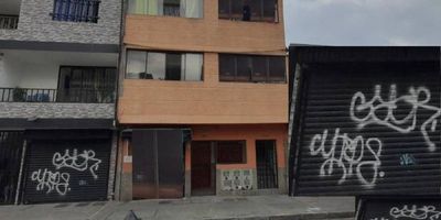 inmueble muy bien ubicado con facilidades para el mercado ya que cerca esta D1, fruver, carnicerías, ferreterías, iglesias , facilidad para el transporte publico, primer piso que cuenta con 5 alcobas , 2 closet, dos baños , red de gas , sala , comedor , 2 patios , piso en baldosa , buena iluminación