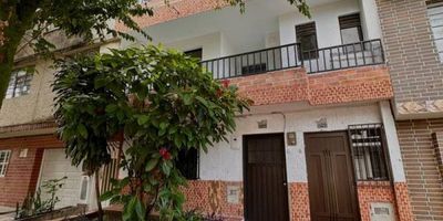 Este apartamento está ubicado en Belén a solo unos minutos de la 33 en una zona muy tranquila y lleno de verde. Es una casa de 3 pisos con solo dos dueños. La casa se puede arrendar en airbnb por corto plazo. También se puede convertir en una oficina. Está recién remodelada para estrenar.
