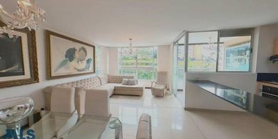 salón comedor, cocina abierta con barra americana, zona, ropas aparte, balcón amplio, baño social medio, 2 habitaciones, una de ellas con closet, la otra habitación principal con vestier y baño completo garaje sencillo y cuarto útil, unidad completa cerca del Centro Comercial Santa Fe, Centro Comercial Oviedo, estación del metro,