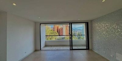Apartamento ubicado en el sector Castropol, uno de los sectores más exclusivos de El Poblado, cuenta con un área de 86,93m2, conta de tres habitaciones, dos baños completos y uno medio, cocina integral, zona de ropa, balcon, adicional a eso tiene piscina, gimnasio, ascensor, juegos infantiles, parqueadero para visitantes, salón social, sauna, vigilancia 24 horas. Cerca del Centro Comercial Automotriz, el Mall Palma Grande y la dinámica Ciudad del Río, con excelente oferta gastronómica, comercial y bancaria, además de múltiples opciones de transporte público. Predial - 5.204.119, Administración - 475.000 ¡Tu nuevo comienzo esta aquí, vive tranquilo y cómodo! Llámanos para mas información