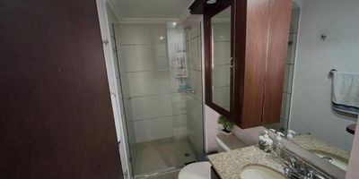 Apartamento Ubicado en Ciudad del rio , piso 12, con un área de 89 m², ubicado en el piso 12. Cuenta con 3 habitaciones, 2 baños, sala-comedor, parqueadero y cuarto útil. La torre dispone de 2 ascensores. Tiene 13 años de construcción y es propiedad de su segunda dueña. El valor del inmueble es de $890.000.000, con administración mensual de $430.000 y un predial aproximado de $4.000.000 anuales. Su avalúo catastral es de $361.416.000. La unidad residencial ofrece gimnasio, piscina para adultos y niños, cancha de baloncesto y microfútbol, salón social, parque infantil y plazoleta.