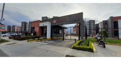 Arriendo apartamento en primer piso Conjunto Roseto Parque Natura Jamundi. Sala comedor, cocina con estufa a gas de dos boquillas, dos alcobas con closet, un baño, patio con zona de ropas , parqueadero propio. El conjunto tiene piscina para adultos y niños, juegos infantiles, cancha multiple, porteria y vigilancia. Muy cerca al centro comercial Alfaguara, Exito WOW, centro comercial Chipaya Palza, La Grancolombia.
