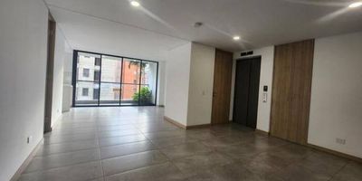 Espectacular apartamento con licencia de alquiler diario, en sector exclusivo y con ubicación muy estratégica en Conquistardores, con un área de 107 m2, distribuidos en 3 habitaciones, la principal cuenta con vestidor y baño, las 2 auxiliares con closet. Amplia sala, comedor, cocina, barra americana, balcón, área de lavado. Cuenta con un solo espacio de parqueo en sótano, sin lavadero sutil y sin areas comunes Ver