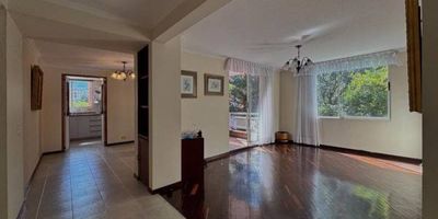 Acogedor apartamento en Conquistadores, en calle tranquila y frente a un parque que le aporta verde, silencio y plenitud. Este apartamento de 140,28 mts cuenta con 3 alcobas, 2 baños completos y baño social, comedor y salón independiente, biblioteca, alcoba del servicio y dos agradables balcones. ¡Conócelo ahora!