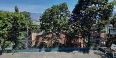 Te presentamo en Medellín. Esta casa es el lugar perfecto para establecer tu hogar, con una ubicación privilegiada y todas las comodidades que puedas desear. Con un área total de 60 M2 de área construida y privada, distribuidos en dos amplias alcobas y un baño completo.  Calentador incluido. También podrás disfrutar de una hermosa vista panorámica desde el cómodo balcón que posee la propiedad. Además, cuenta con amplios clósets para mantener todo en orden y una cocina semi Integral,todo en un ambiente agradable gracias al gas domiciliario incluido.  Se encuentra cerca de centros comerciales, colegios y universidades, lo que te permitirá acceder fácilmente a todo lo que necesitas en tu día a día. Además, cuenta con un patio. Tiene posibilidad de construir un tercer piso. ¡Te esperamos!