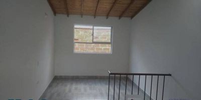 Te presentamos esta casa en venta. Con una construcción de 110 M2, esta propiedad es ideal para aquellas familias que buscan comodidad y versatilidad en su hogar. Cuenta con tres amplias habitaciones, perfectas para acomodar a toda la familia, y dos baños que brindan privacidad y funcionalidad para todos los miembros del hogar. Al ingresar a la casa, te encontrarás con un espacio acogedor y bien distribuido. Las habitaciones están equipadas con clósets, lo cual te permitirá mantener tus pertenencias organizadas y en perfecto estado. Para los amantes de la cocina, la propiedad cuenta con una cocina integral, que además incluye gas domiciliario para mayor comodidad en la preparación de alimentos. En cuanto a las características externas, podrás disfrutar de servicios esenciales para el día a día en el área, como colegios cercanos, que aseguran una educación de calidad para tus hijos. La propiedad cuenta con un cómodo patio, perfecto para secar la ropa al aire libre. Además, el transporte público se encuentra a pocos pasos.