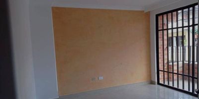 Sala,comedor,cocina integral,1 patio,3 alcobas,2 closet,1 baño, balcon,queda cerca de la Avenida Guayabal,estación Aguacatala