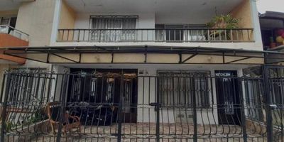 Esta casa unifamiliar, con todas las rutas de trasporte, cerca de la estación de la Aguacatala, avenida Guayabal entre otras, Centros comerciales. Es primer y segundo piso y termina en terraza con sala, comedor, cocina semi, 6 alcobas, 2 baños, 2 patios