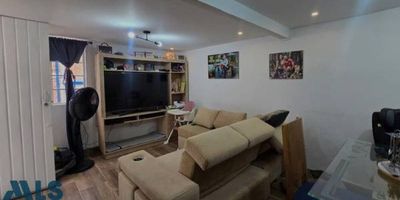 VENTA DE CASA EN BELEN RINCON MEDELLIN. Casa de 2 niveles, con área de 75 m2, cuenta con 3 alcobas, 1 baño completo + 1 baño social, sala comedor, cocina integral, patio corredor en entrada y parqueadero común. En unidad residencial con portería 24H, juegos infantiles, salón social y zona de mascotas. En sector residencial de fácil acceso vehicular, con múltiples rutas de transporte público en el sector. Agenda tu cita