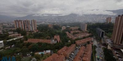 Apartamento de 65 m² en unidad cerrada con hermosa vista, cerca del Mall Puerta del Rodeo. Excelente acceso a transporte (buses Guayabal e integrado del Metro). La unidad cuenta con portería 24h, piscina, salón social y juegos infantiles. ¡Ideal para vivir o invertir!