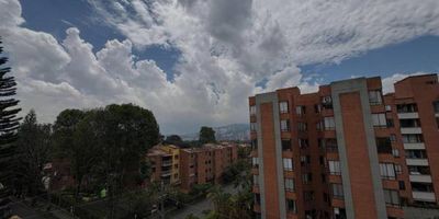 Este encantador apartamento amoblado de una habitación es la opción perfecta para aquellos que buscan una propiedadcon ubicación estratégica, diseño acogedor y atractivo. Cuenta con un area de 38,50m2, 1 habitación, 1 baño, 1 parqueadero y cuarto útil.