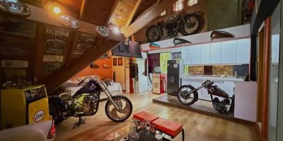 Apartaestudio concepto Harley Davidson, se entrega totalmente amoblado y funcional, cuenta con ingreso independiente, segundo nivel frente a la Iglesia de la Consolata, su mobiliario fue totalmente diseñado para tener un espacio para momentos inolvidables y con gran cercanía a la zona gastronómica Nutibara y calle jardin. Contáctanos y conócelo!