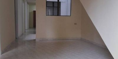 Casa primer piso, cerca del puente de la cuatro y la 80, sala,comedor,cocina integral,4 alcobas,2 patios,2 baños y adicional un lote de 35 m2 cubierto,para vivienda o negocio ideal