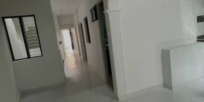 Casa primer piso, cerca del parque de la Milagrosa, se compone de. Sala-comedor, cocina integral,3 habitaciones,1 baño,1 Hall, 2 patios