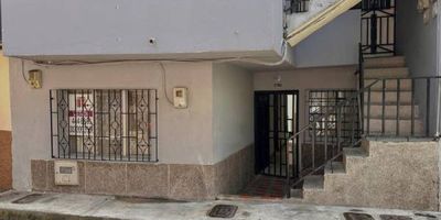 ¡casa en venta en belén buenavista medellín! se vende acogedora casa en primer piso, ubicada en el tradicional barrio belén buenavista, en la ciudad de medellín. cuenta con un área construida de 108,13 m más 14,43 m de área libre, para un total de 122,56 m. la propiedad ofrece 4 amplias alcobas, 1 baño, 2 patios que brindan excelente ventilación e iluminación natural, cocina sencilla con red de gas domiciliaria, su ubicación es estratégica, a solo 5 minutos de la avenida 80 y a 10 minutos del centro comercial los molinos, con fácil acceso al transporte público y cercana a colegios, supermercados y otros servicios. además, se encuentra en una zona de alta valorización, impulsada por el futuro paso del metro ligero de la 80. ¡ideal para vivir o invertir en un sector con gran proyección.