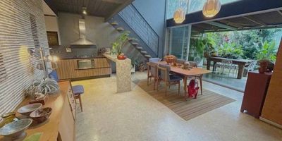 ✨ Loft urbano con encanto bohemio y gran terraza en Astorga, Poblado. En un edificio exclusivo y residencial, este loft de diseño contemporáneo combina amplitud, luz natural Perfecto para quienes disfrutan la vida urbana con privacidad y comodidad. Su terraza amplia y sus acabados industriales lo convierten en un espacio único en el corazón de la ciudad ☑ Área total: 170 m² (121 m² interiores + 49 m² de terraza) ☑ 1 habitación en segundo nivel con baño privado y espacio para estudio ☑ Terraza amplia ☑ 2 parqueaderos lineales con cargador eléctrico ☑ Cuarto útil El edificio cuenta con lobby y portería 24h. (Rentas mínimo 30 días). Ideal para quienes buscan un espacio con identidad, bien ubicado y de fácil acceso, rodeado de cafés, restaurantes y zonas de entretenimiento a una cuadra de la Av del Poblado Administración: $722.200 Predial: $4.705.304 anual  ¿Te gustaría conocerlo en persona? Agenda tu visita hoy