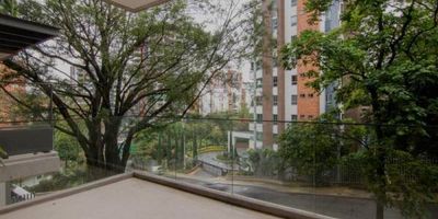 Cesión de derechos , hermoso apartamento con ubicación única y privilegiada al estar cerca de los lugares más estratégicos de la ciudad de Medellín, cerca de la zona rosa, de los mejores restaurantes, discotecas, centros de negocios y lugares de entretenimiento del poblado, acabamos modernos con un área de 90 m2 , distribuidos en 1 alcoba con vestier y baño completo, baño social, cocina abierta, zona de ropas y terraza. el edificio cuenta con coworking, estación eléctrica, un oasis , zona de bicicletas.