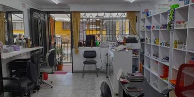 Es una casa primer piso se puede adaptar el garaje, además incluye un aparta estudio que tiene sala-cocina, una alcoba, un baño, zona de ropas, cerca de la terminal del sur, del Institución Educativa la presentación
