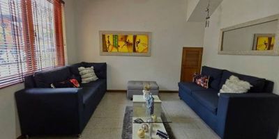 Esta casa en primer piso para la venta, se encuentra ubicada estratégicamente en el sector de Belen Alameda. La casa tiene varias reformas lo que permite tener una propiedad actualizada. La iluminación y los espacios cómodos y definidos son sus principales características. El garaje es interno.