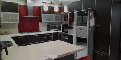 Esta impresionante residencia ubicada en el prestigioso barrio de Belén en Medellín ofrece un espacio generoso y moderno, perfecto para quienes buscan comodidad y elegancia. Con un total de 359m2 construidos, esta casa cuenta con cinco amplias habitaciones, proporcionando espacio más que suficiente para la familia y los invitados. Los acabados son de la más alta calidad, combinando estilo contemporáneo con funcionalidad. El garaje con capacidad para dos autos añade conveniencia adicional, asegurando que siempre haya lugar para estacionar sin complicaciones. La ubicación en Belén ofrece un entorno tranquilo y residencial, con acceso cercano a servicios, comercios y excelentes opciones de entretenimiento. Con su diseño espacioso y acabados modernos, esta casa es ideal para aquellos que valoran el confort, la privacidad y el lujo en una de las zonas más codiciadas de Medellín.