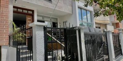 Casa unifamiliar de amplios espacios, ya que cuenta con 182.54m2 por escritura y 210m2 construidos, distribuidos en 1 nivel completo, 2 seminiveles: 3 habitaciones, la principal con baño, 1 baño adicional, salón abierto, Balcón, cocina, zona de ropas independiente patio grande cubierto y mezzanine q hace las veces de bodega y terraza tipo plancha. Sus acabados son modernos y de buen gusto. Cuenta además con 1 Parqueadero cubierto, posibilidad de 1 externo. Ubicación estratégica, cerca a centros comerciales, bancos, supermercados, colegios; fácil vía de acceso y transporte público. 8,5m de frente, 23m de fondo