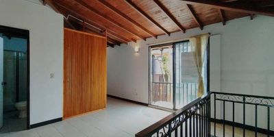 Agradable apartamento segundo piso en el sector de villa hermosa, a una cuadra de clínica del rosario, cuenta con sala comedor, 2 alcobas, 2 closets, cocina semi integral con red de gas, 1 baño, 1 patio amplio, piso en cerámica, con un área de 52 metros, sin parqueadero