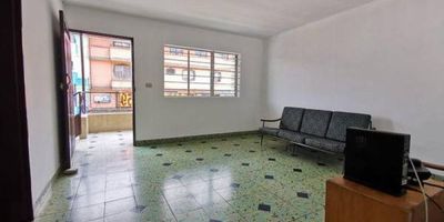 Venta casa 2 y 3 piso p.h. buenos aires sector alejandro echavarria 2 niveles 1: nivel sala, comedor, balcón, patio, 3 alcobas, 1 baño completo, cocina sencilla, 2 nivel: 4 alcobas, balcón, 1 baño completo, patio, pisos baldosa, red de gas, zona ropas aparte, terraza.