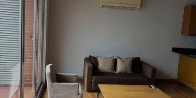 Apartaestudio duplex,tiene 1 alcoba,2 baños,2 balcones,aire acondicionado,tiene parqueadero privado,permiten rentas cortas Admin 950.000 incluye internet y predial anual paga 2.100.000