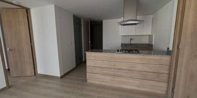 Descubra este hermoso departamento tipo mariposa, ideal para quienes buscan comodidad, privacidad y una excelente distribución. Con dos amplias habitaciones ubicadas en extremos opuestos del inmueble, cada una con su propio baño, este diseño ofrece la combinación perfecta de funcionalidad y estilo. Ubicado en una posición privilegiada, no le da el sol del poniente, lo que garantiza un ambiente fresco y agradable durante las tardes. Perfecto para quienes valoran la iluminación natural sin el exceso de calor.