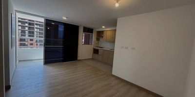 Este hermoso apartamento de 2 habitaciones combina comodidad, luminosidad y un diseño moderno. Gracias a sus amplios ventanales, la luz natural inunda cada rincón, creando un ambiente cálido y acogedor. La sala de estar es espaciosa y se conecta armoniosamente con un gran balcón, ideal para disfrutar del aire libre, relajarse o compartir momentos especiales. La cocina está equipada con acabados modernos y funcionales, mientras que las habitaciones ofrecen privacidad y confort. Un hogar perfecto para quienes buscan amplitud, luz y un espacio para disfrutar al máximo. cuenta con parqueadero y cuarto util.