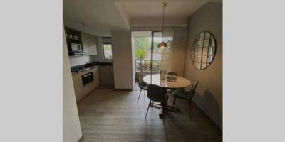 *CESION DE DERECHOS* Un proyecto ideal para conectarte con los que más quieres. Su ubicación es ideal para disfrutar de la tranquilidad de la naturaleza y la cercanía de la ciudad en un mismo lugar. A pocos metros del Túnel de Oriente, sin pico y placa y cerca a gran variedad de servicios. Además, es un punto estratégico, ya que se encuentra en vía Las Palmas uno de los corredores viales más importantes de la ciudad que te permite fácil movilidad al oriente, occidente, centro y sur. El apartamento se entrega con todos los acabados, parqueadero y cuarto útil. Entrega en Agosto del 2025