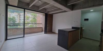 Acogedor aparta estudio nuevo para estrenar, cuenta con espacios muy bien distribuidos y buenos acabados, cuenta con una alcoba amplia y su baño privado y vestier, tiene un balcon fresco y vista a verde. cuenta con parqueadero privado y la unidad cuenta con zonas comunes en el ultimo piso