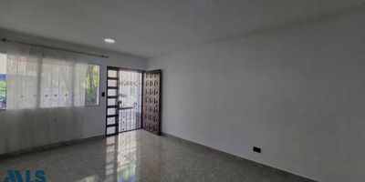 VENTA DE CASA BARRIO SANTA FE MEDELLIN. Casa en primer piso de 88 m2 de área, cuenta con sala comedor, 2 alcobas con closet, cocina integral, zona de ropas y parqueadero cubierto. Ubicada en zona residencial de facil acceso vehicular, cerca ha vías principales y con múltiples rutas de transporte publico en el sector. Agenda tu cita