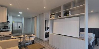 Apartamento ideal para inversionistas. La propiedad cuenta con un contrato de arrendamiento vigente hasta el 14 de agosto de 2026, con un canon de arrendamiento actual de $3.500.000. Este valor tendrá un incremento el 15 de agosto de 2025, pasando a $3.682.000. El inmueble tiene un área construida de 61.28 metros cuadrados y consta de sala-comedor, una habitación, un baño completo y un medio baño, un balcón, cocina integral, zona de ropas, un parqueadero y un cuarto útil. Está ubicado en una unidad residencial completa con fácil acceso a transporte público y rutas integradas del Metro, además de estar muy cerca del centro comercial El Tesoro.