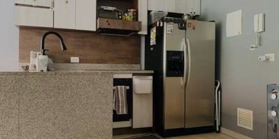 Se vende apartaestudio de 41m2+ 9 m2 de terraza con alcoba independiente, baño, vestier, cocina integral, balcón, pisos en vinilo, excelentes acabados. Incluye garaje cubierto con cuarto útil y parqueadero para visitantes. La unidad residencial ofrece portería 24 horas, ascensor, estrato 5, red de gas, shut de basuras, dos terrazas lounge con BBQ, solárium con turco, sauna y jacuzzi, y zona cardio equipada.