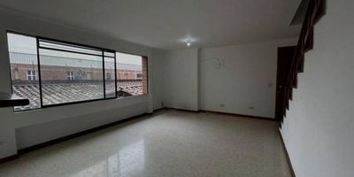 Se vende hermoso apartamento en una de las mejores zonas de la ciudad. Con un área total de 71.04 m2 este inmueble de 2 niveles se distribuye en 2 habitaciones, 1 baño completo, 1 baño 1/2 y una espaciosa sala donde podrás disfrutar de la comodidad y tranquilidad que este te brinda. Además, la unidad te ofrece espacios que podrás disfrutar en familia como el área social, gimnasio, turco y sauna. ¡No esperes más, contáctanos y conoce nuevo tu hogar!