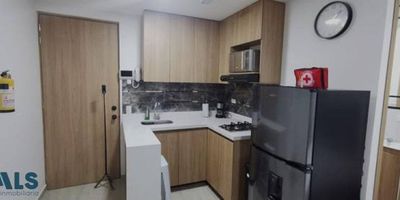 Te Ofrezco apartaestudio en Belén rosales amoblado con licencia turística para rentas cortas área 32 metros administración 179.000 $ Comodidades:  ▫1 habitación  ▫1 baño ▫Patio ▫Cocina integral abierta  ▫Zona de ropas ▫Segundo piso con ascensor  ▫Cerca a zonas bancarias , transporte público a 2 cuadras de la estación del metro plus, almacenes de cadena, gimnasio  ▫Valor de venta 330.000.000 millones